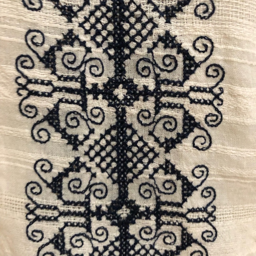 Max Studio ivory peasant blouse with navy geometric embroidery size medium - Picture 2 of 6